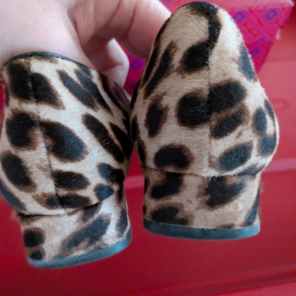 Tory Burch Gold Logo Pump - Picture 5 of 5